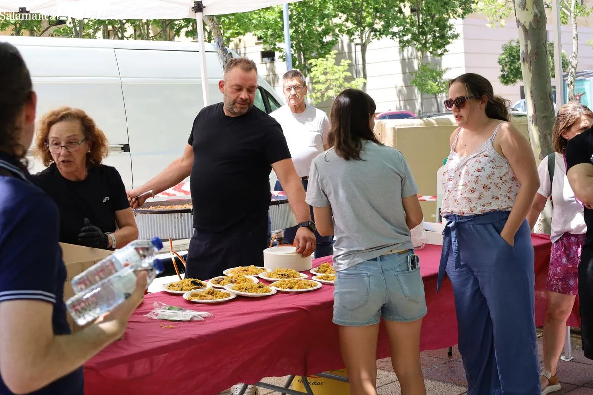 Gran paella vecinal por las fiestas en el barrio Capuchinos. Fotos: Miguel González