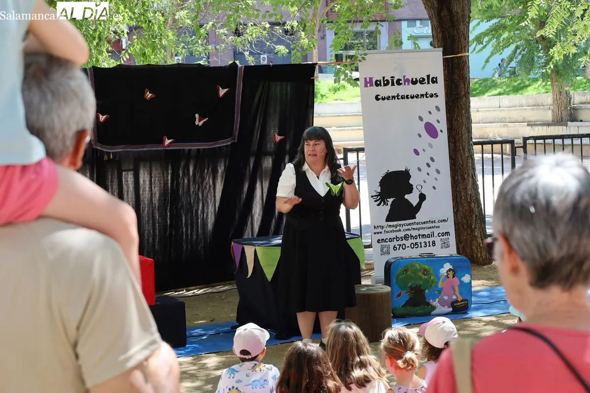 '¡Qué mosqueo de moscas!', de la Compañía Habichuela Cuentacuentos, en el Parque Picasso de Salamanca. Fotos: Miguel González