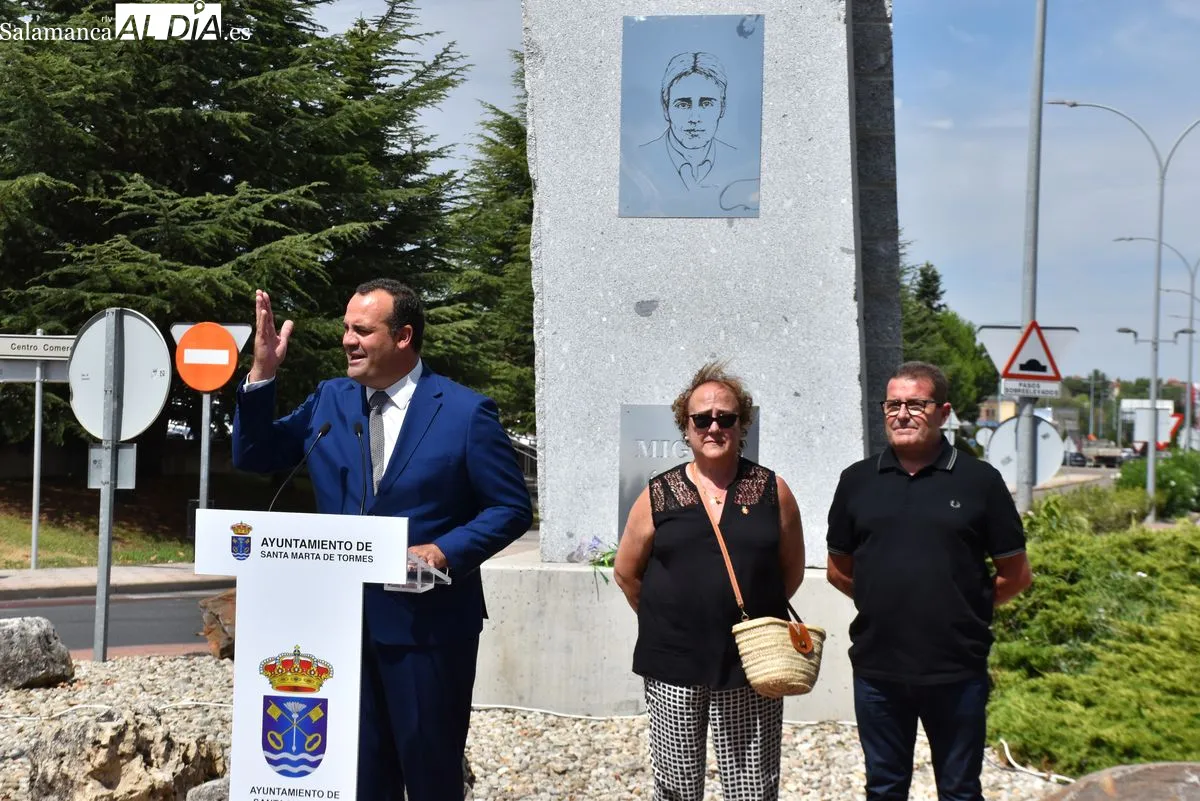 Emotivo recuerdo a Miguel Ángel Blanco en la rotonda que lleva su nombre en Santa Marta | FOTOS: Miguel González 