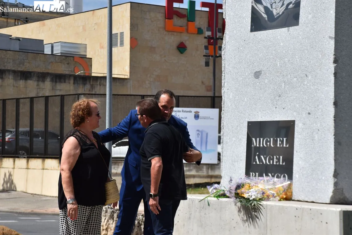 Emotivo recuerdo a Miguel Ángel Blanco en la rotonda que lleva su nombre en Santa Marta | FOTOS: Miguel González 