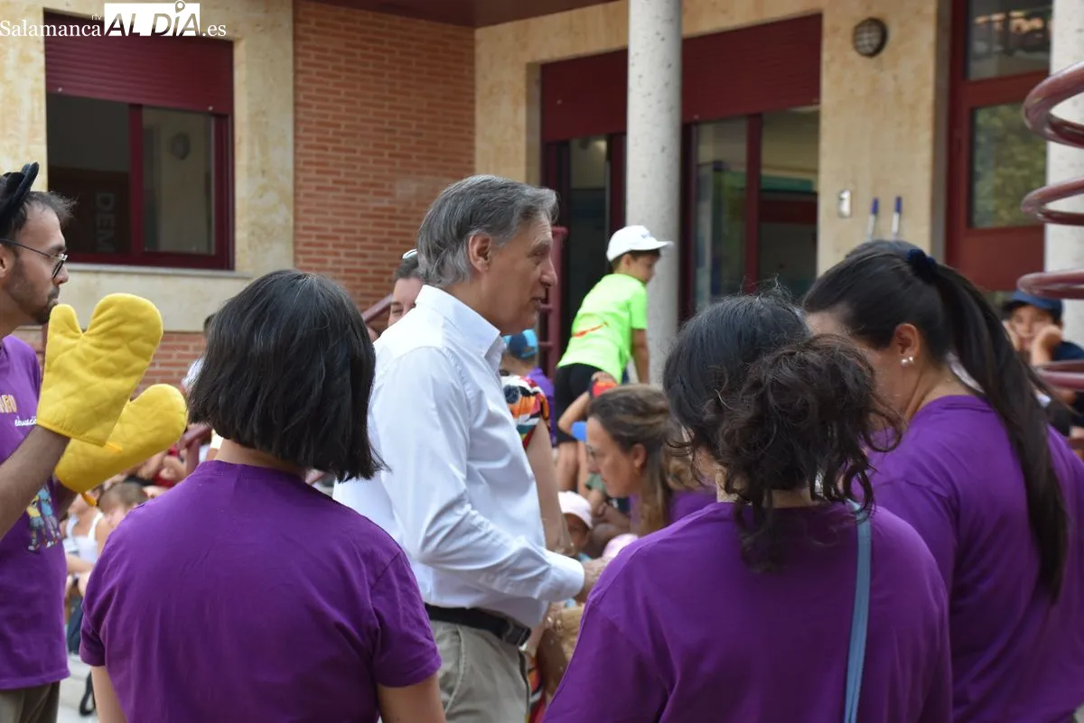 El alcalde de Salamanca, Carlos García Carbayo, ha visitado esta mañana el parque de Huerta Otea junto a la concejala de Familia e Igualdad de Oportunidades, Miriam Rodríguez | FOTOS: Miguel González 
