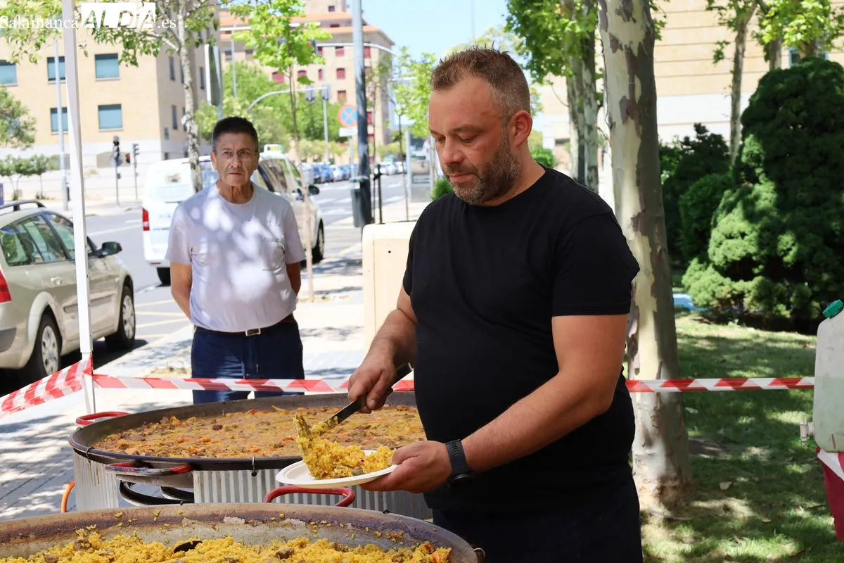 Gran paella vecinal por las fiestas en el barrio Capuchinos. Fotos: Miguel González