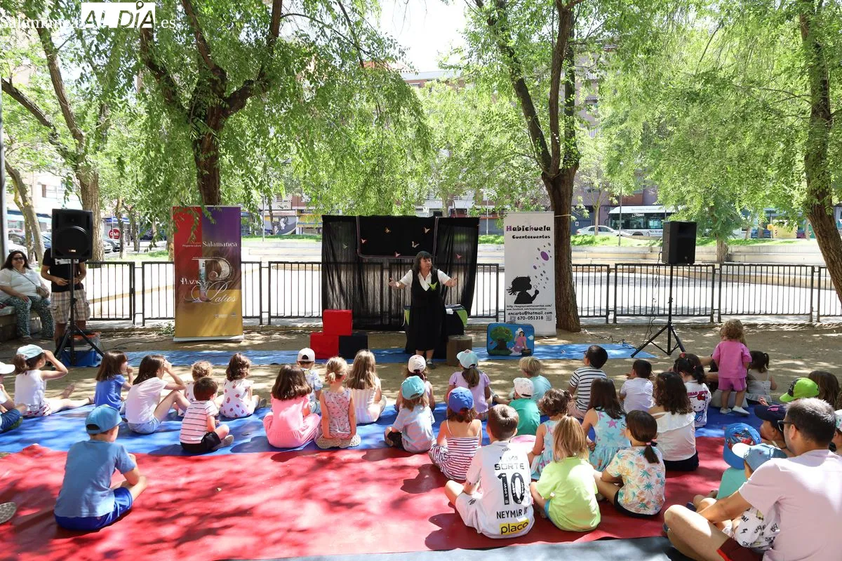 '¡Qué mosqueo de moscas!', de la Compañía Habichuela Cuentacuentos, en el Parque Picasso de Salamanca. Fotos: Miguel González