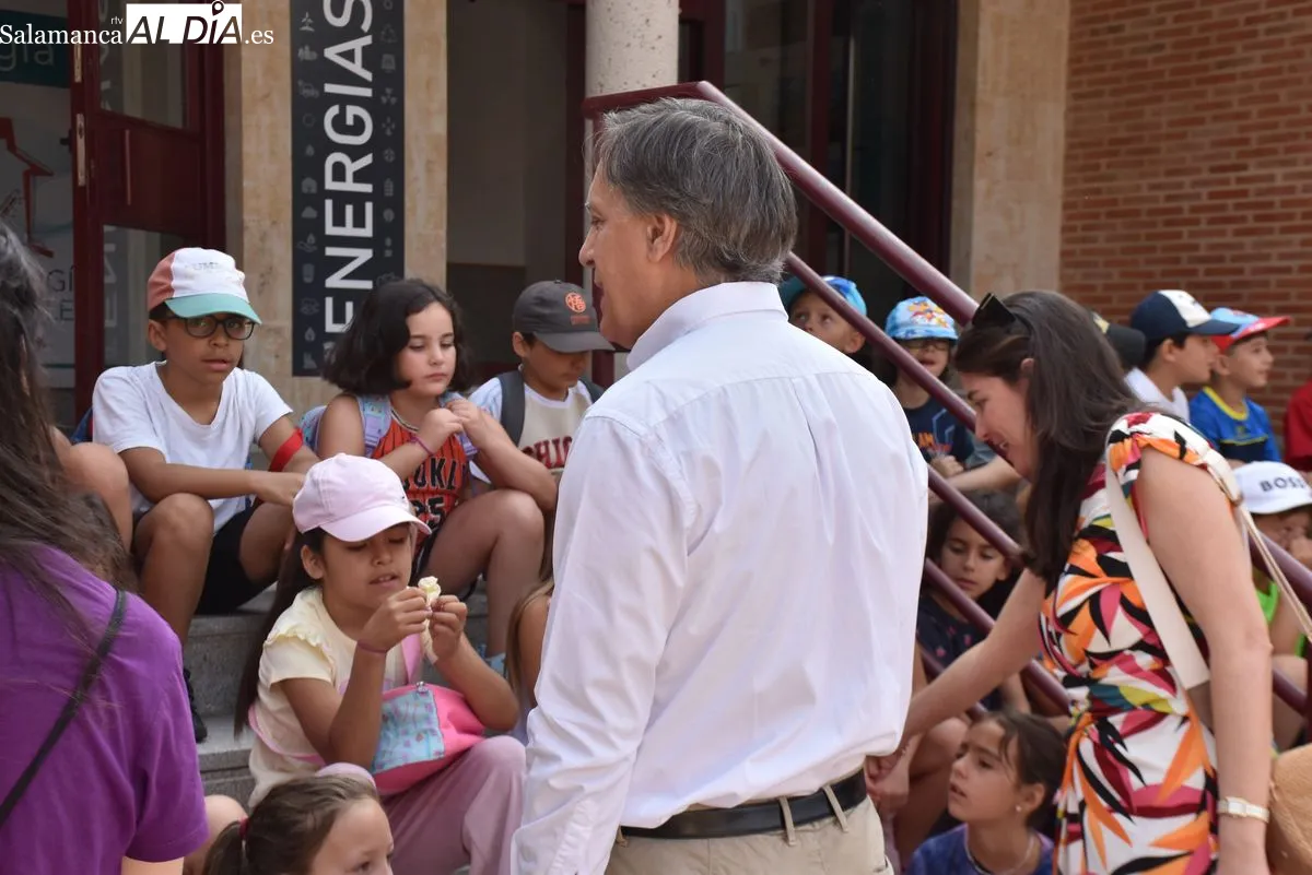 El alcalde de Salamanca, Carlos García Carbayo, ha visitado esta mañana el parque de Huerta Otea junto a la concejala de Familia e Igualdad de Oportunidades, Miriam Rodríguez | FOTOS: Miguel González 