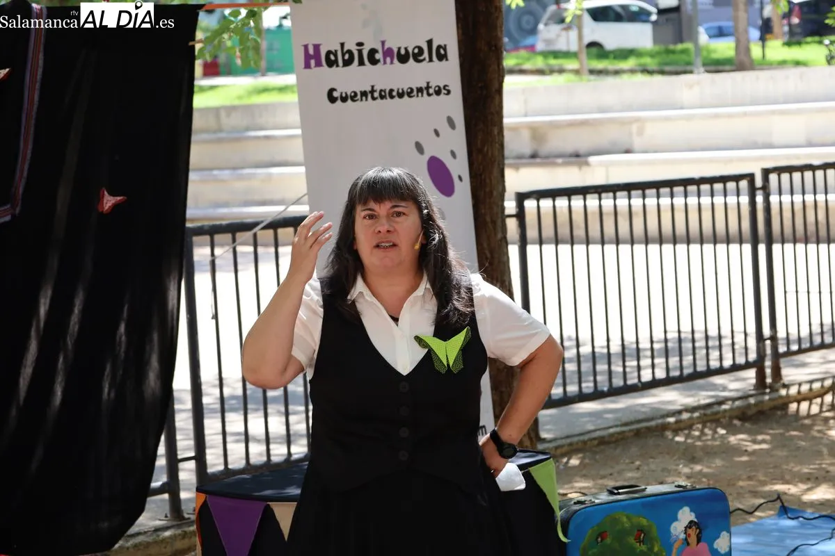 '¡Qué mosqueo de moscas!', de la Compañía Habichuela Cuentacuentos, en el Parque Picasso de Salamanca. Fotos: Miguel González