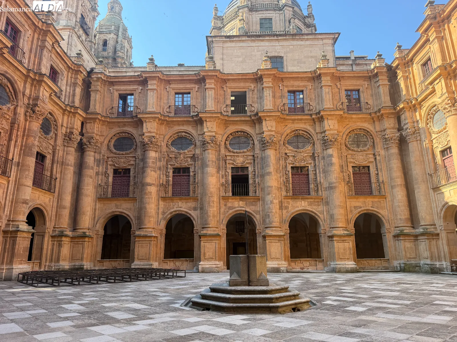 El claustro de la Universidad Pontifica de Salamanca | FOTOS: V.M.