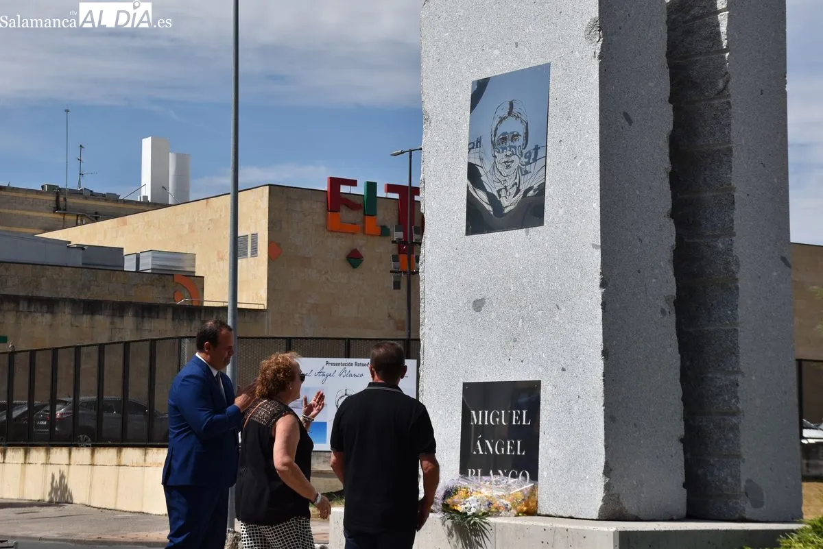 Emotivo recuerdo a Miguel Ángel Blanco en la rotonda que lleva su nombre en Santa Marta | FOTOS: Miguel González 