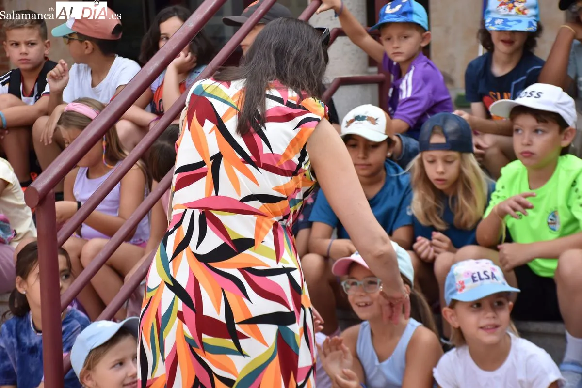 El alcalde de Salamanca, Carlos García Carbayo, ha visitado esta mañana el parque de Huerta Otea junto a la concejala de Familia e Igualdad de Oportunidades, Miriam Rodríguez | FOTOS: Miguel González 