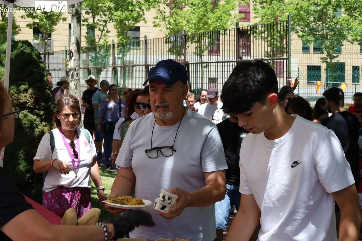 Gran paella vecinal por las fiestas en el barrio Capuchinos. Fotos: Miguel González