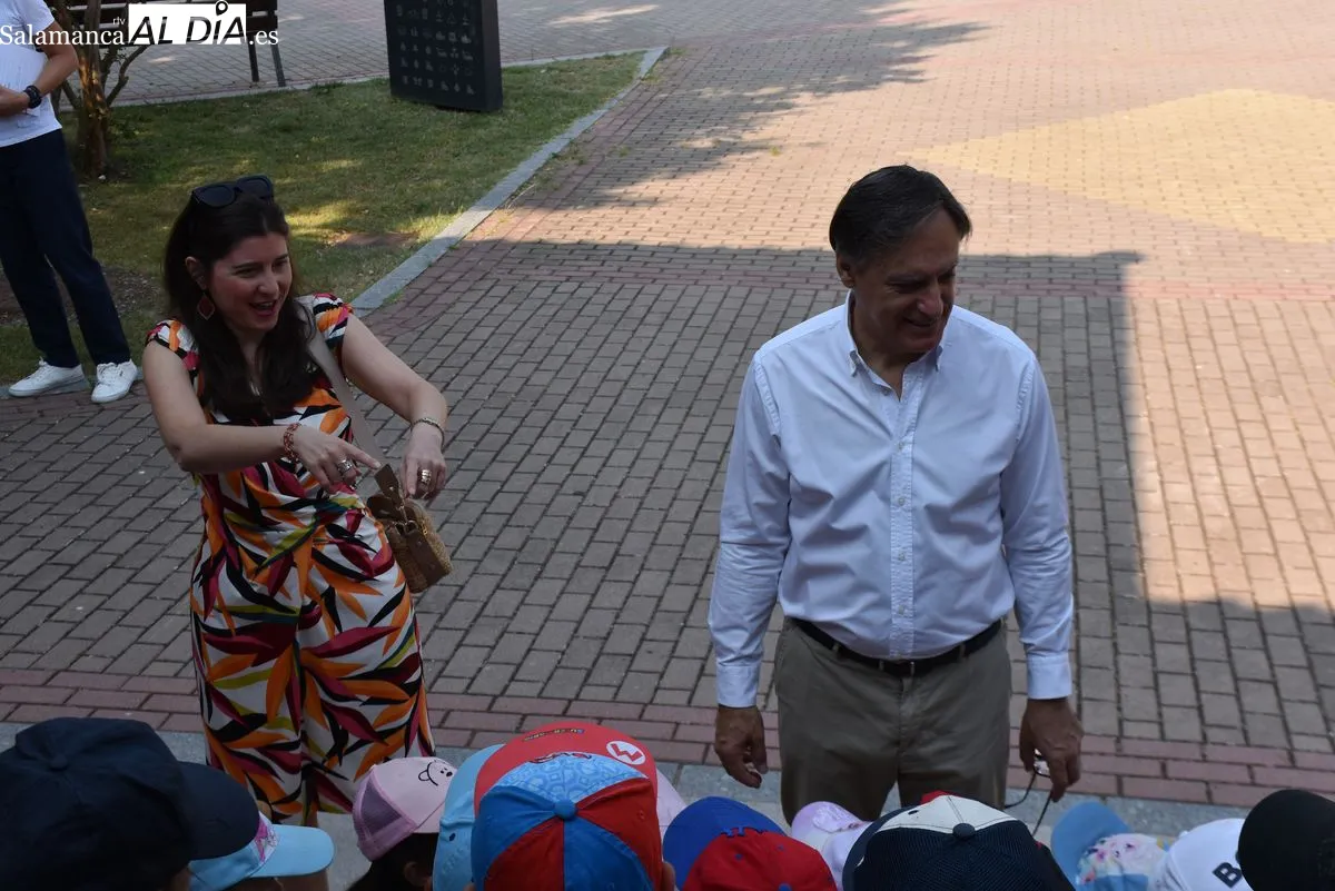 El alcalde de Salamanca, Carlos García Carbayo, ha visitado esta mañana el parque de Huerta Otea junto a la concejala de Familia e Igualdad de Oportunidades, Miriam Rodríguez | FOTOS: Miguel González 