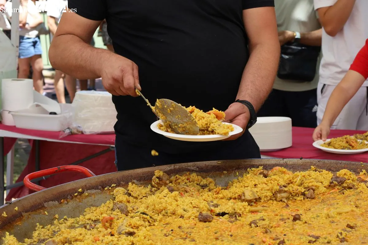 Gran paella vecinal por las fiestas en el barrio Capuchinos. Fotos: Miguel González