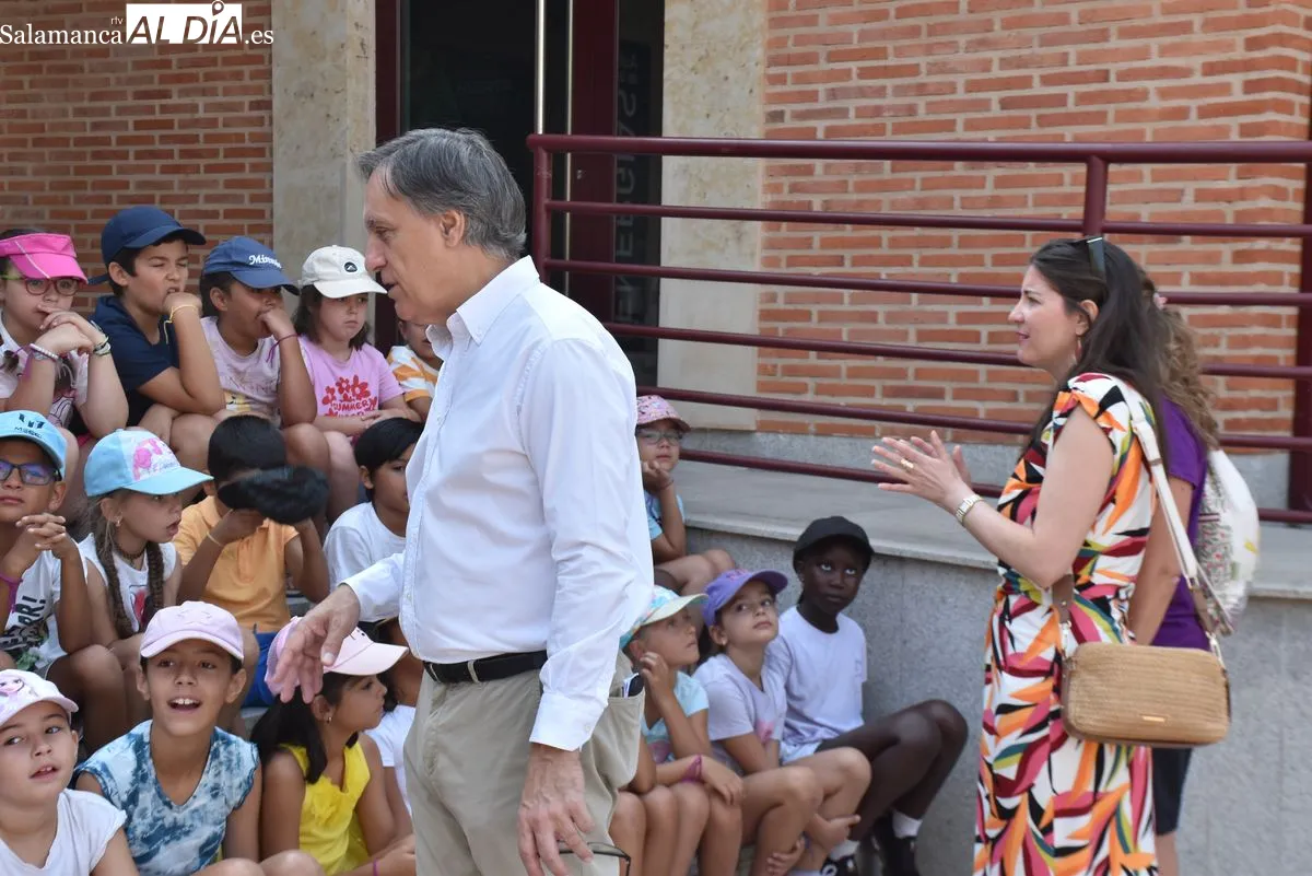 El alcalde de Salamanca, Carlos García Carbayo, ha visitado esta mañana el parque de Huerta Otea junto a la concejala de Familia e Igualdad de Oportunidades, Miriam Rodríguez | FOTOS: Miguel González 