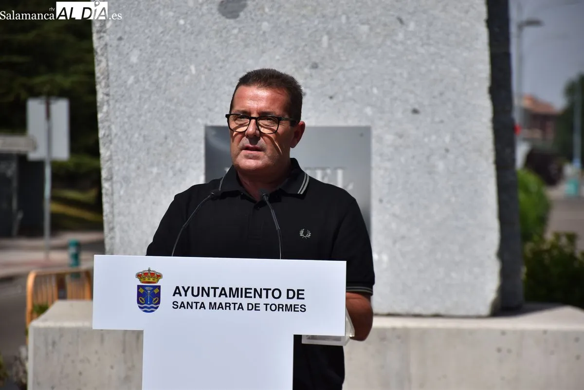 Emotivo recuerdo a Miguel Ángel Blanco en la rotonda que lleva su nombre en Santa Marta | FOTOS: Miguel González 