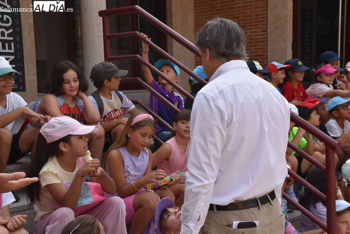 El alcalde de Salamanca, Carlos García Carbayo, ha visitado esta mañana el parque de Huerta Otea junto a la concejala de Familia e Igualdad de Oportunidades, Miriam Rodríguez | FOTOS: Miguel González 