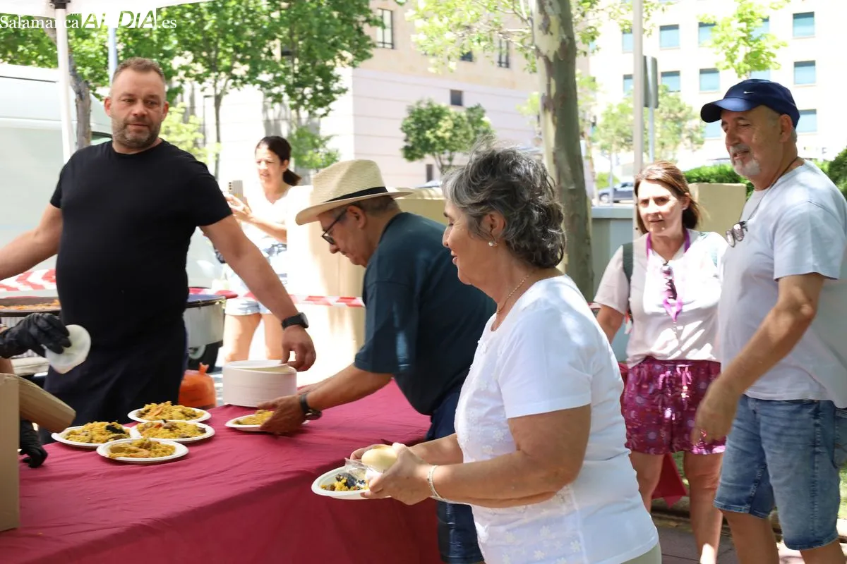 Gran paella vecinal por las fiestas en el barrio Capuchinos. Fotos: Miguel González