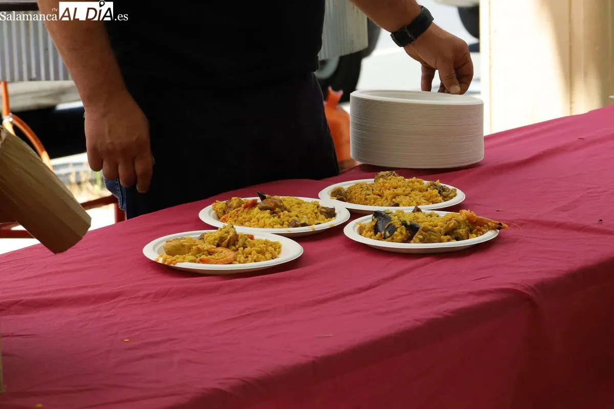 Gran paella vecinal por las fiestas en el barrio Capuchinos. Fotos: Miguel González