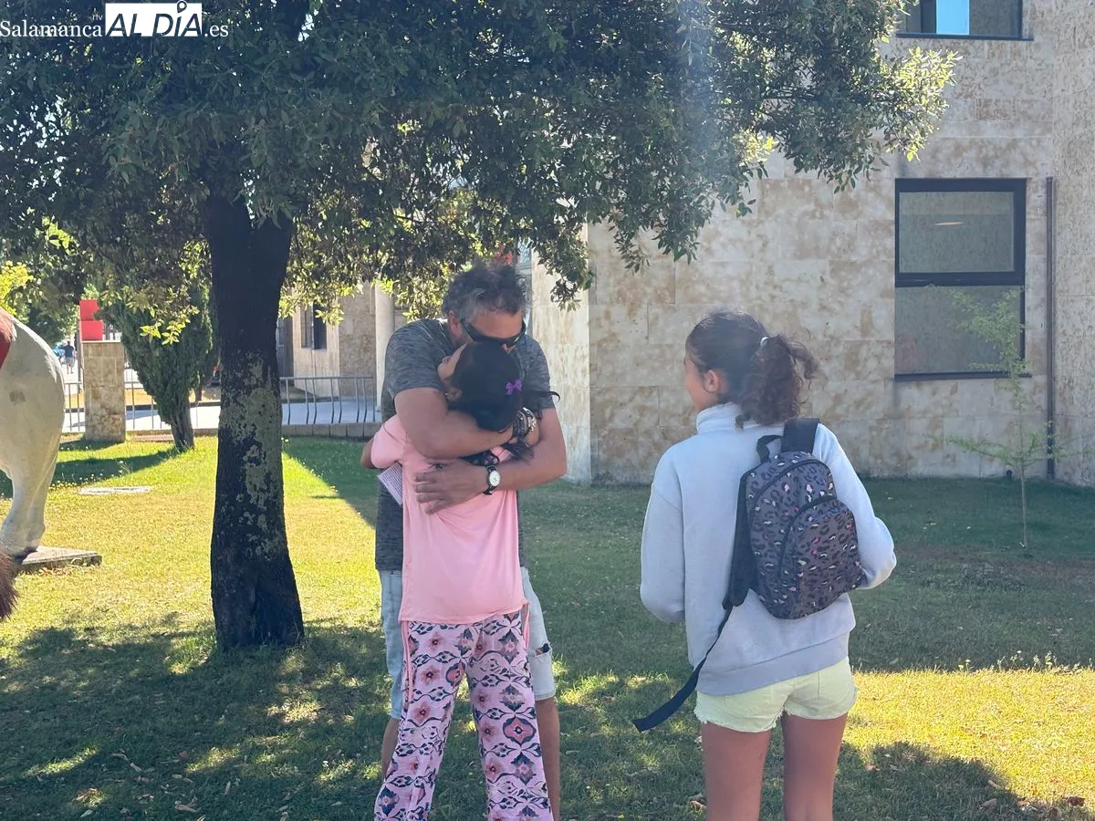 Felicidad y emoción en la llegada de los niños saharauis que pasarán el verano en Salamanca. Foto de M. G.