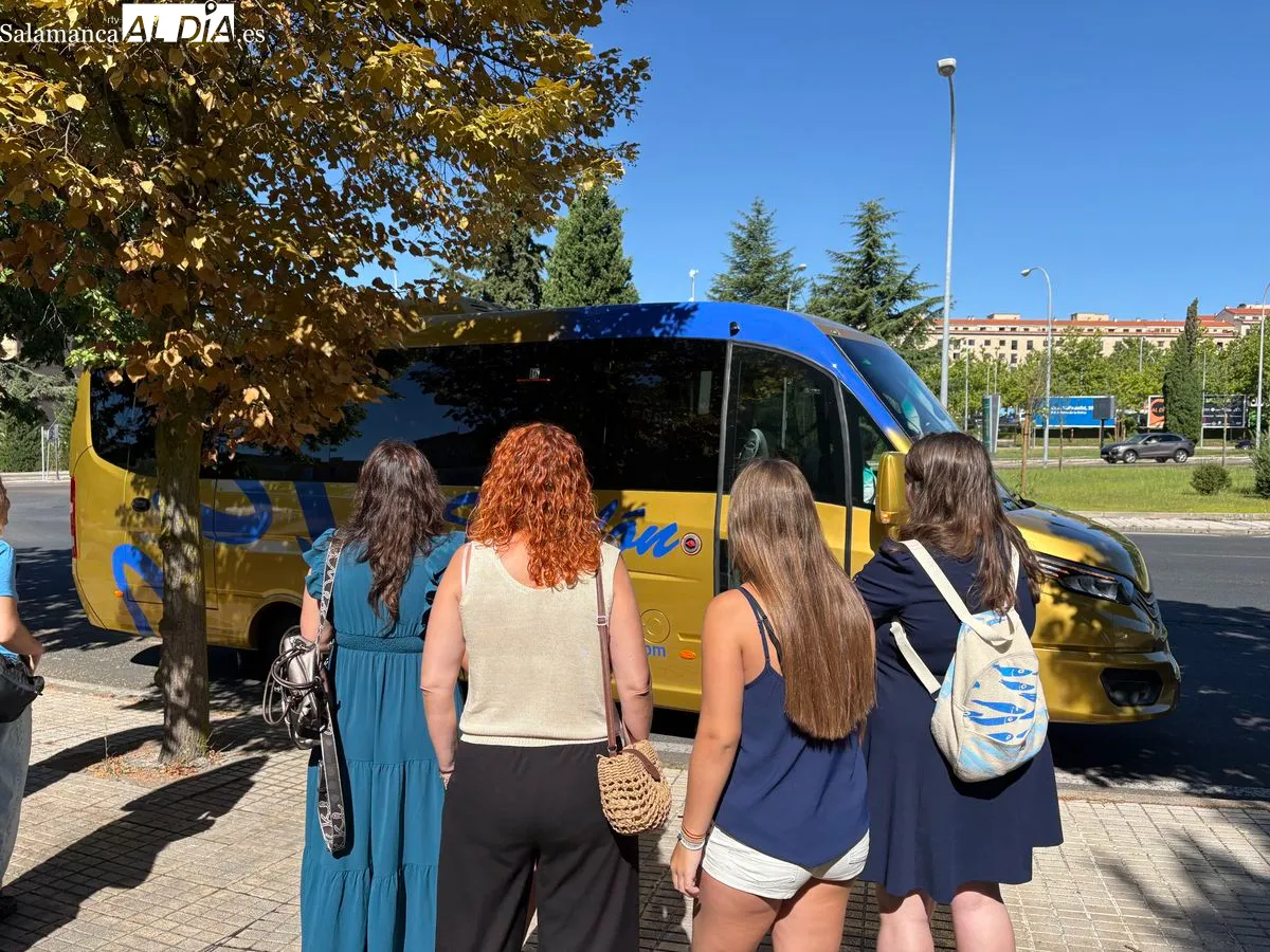 Felicidad y emoción en la llegada de los niños saharauis que pasarán el verano en Salamanca. Foto de M. G.