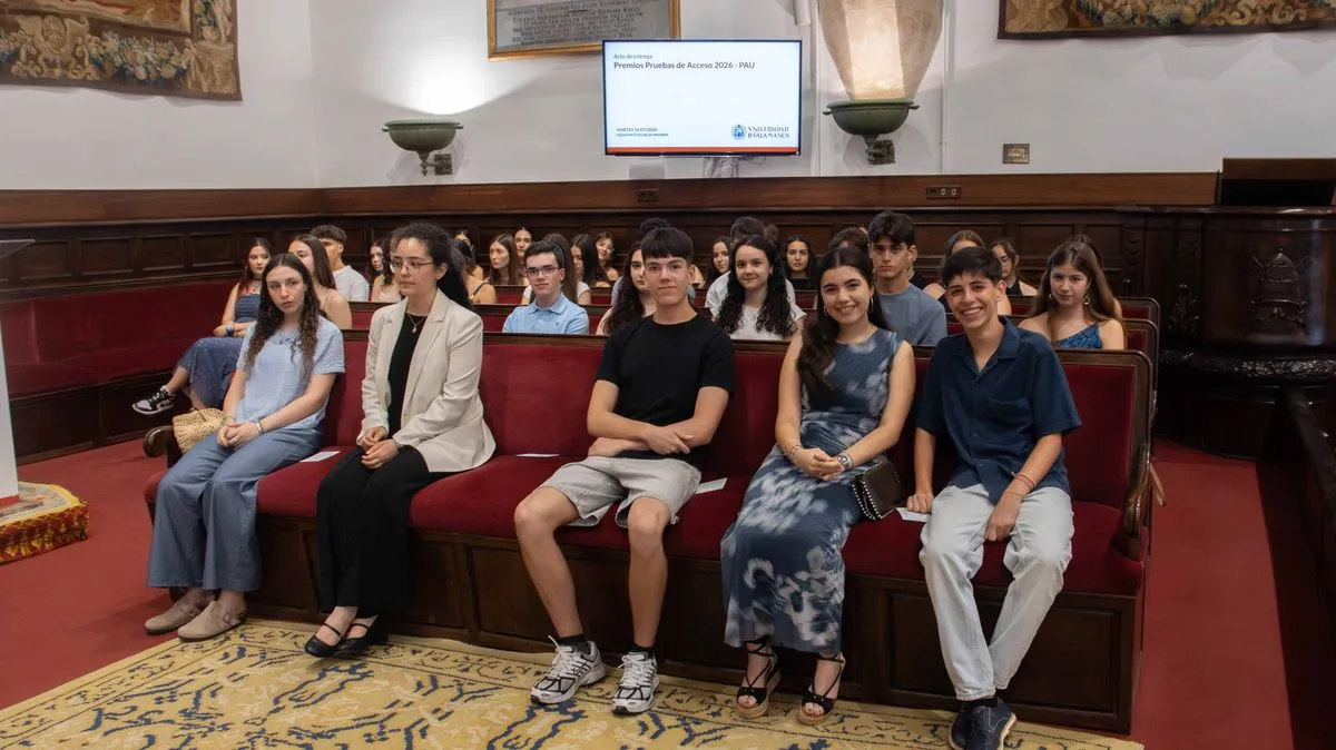 Foto 2 - El Paraninfo de la USAL rinde homenaje a los 103 mejores alumnos m&aacute;s brillantes de la PAU