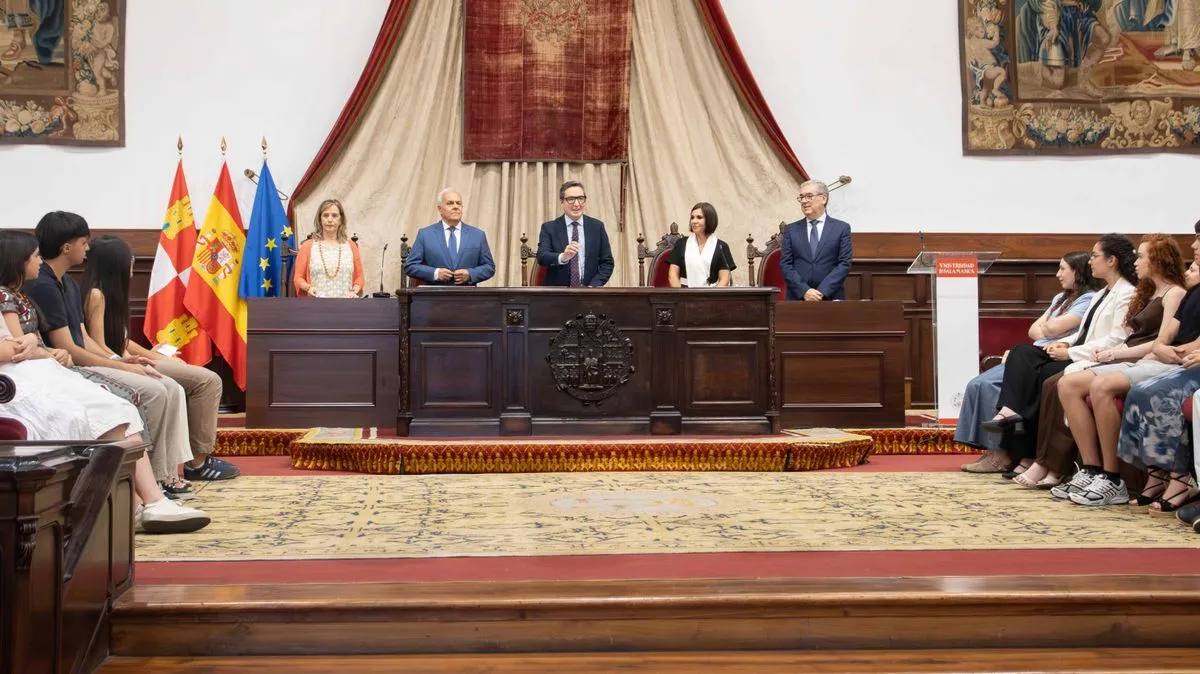 Foto 4 - El Paraninfo de la USAL rinde homenaje a los 103 mejores alumnos m&aacute;s brillantes de la PAU