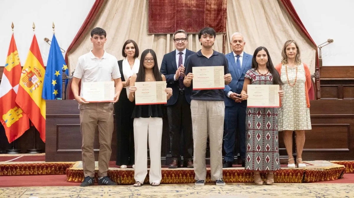 Foto 6 - El Paraninfo de la USAL rinde homenaje a los 103 mejores alumnos m&aacute;s brillantes de la PAU