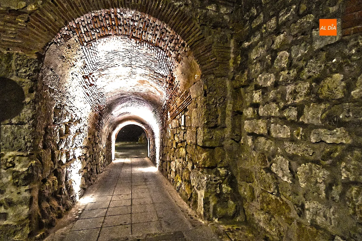 La puerta de San Vicente recupera su iluminación