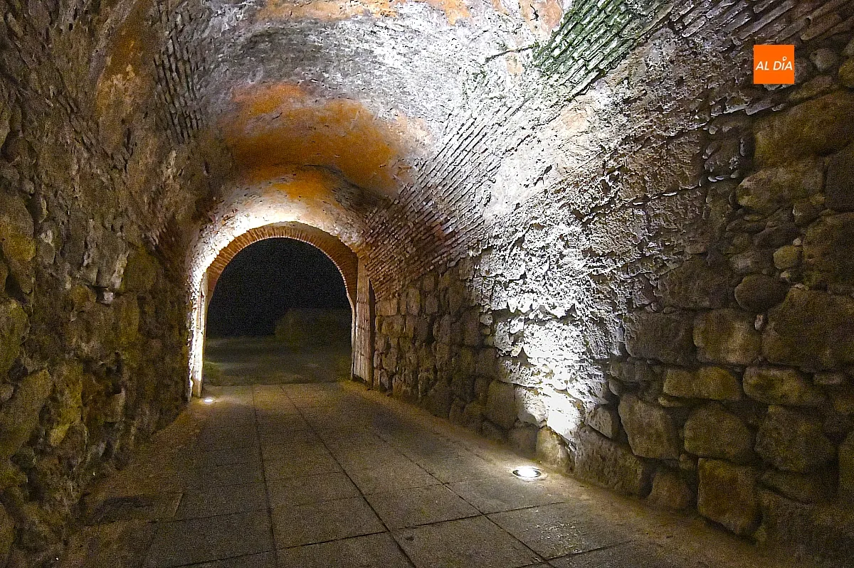 La puerta de San Vicente recupera su iluminación