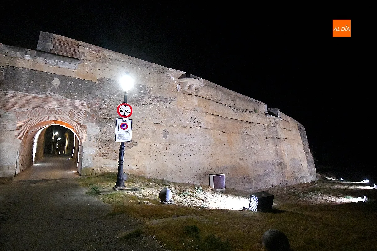 La puerta de San Vicente recupera su iluminación
