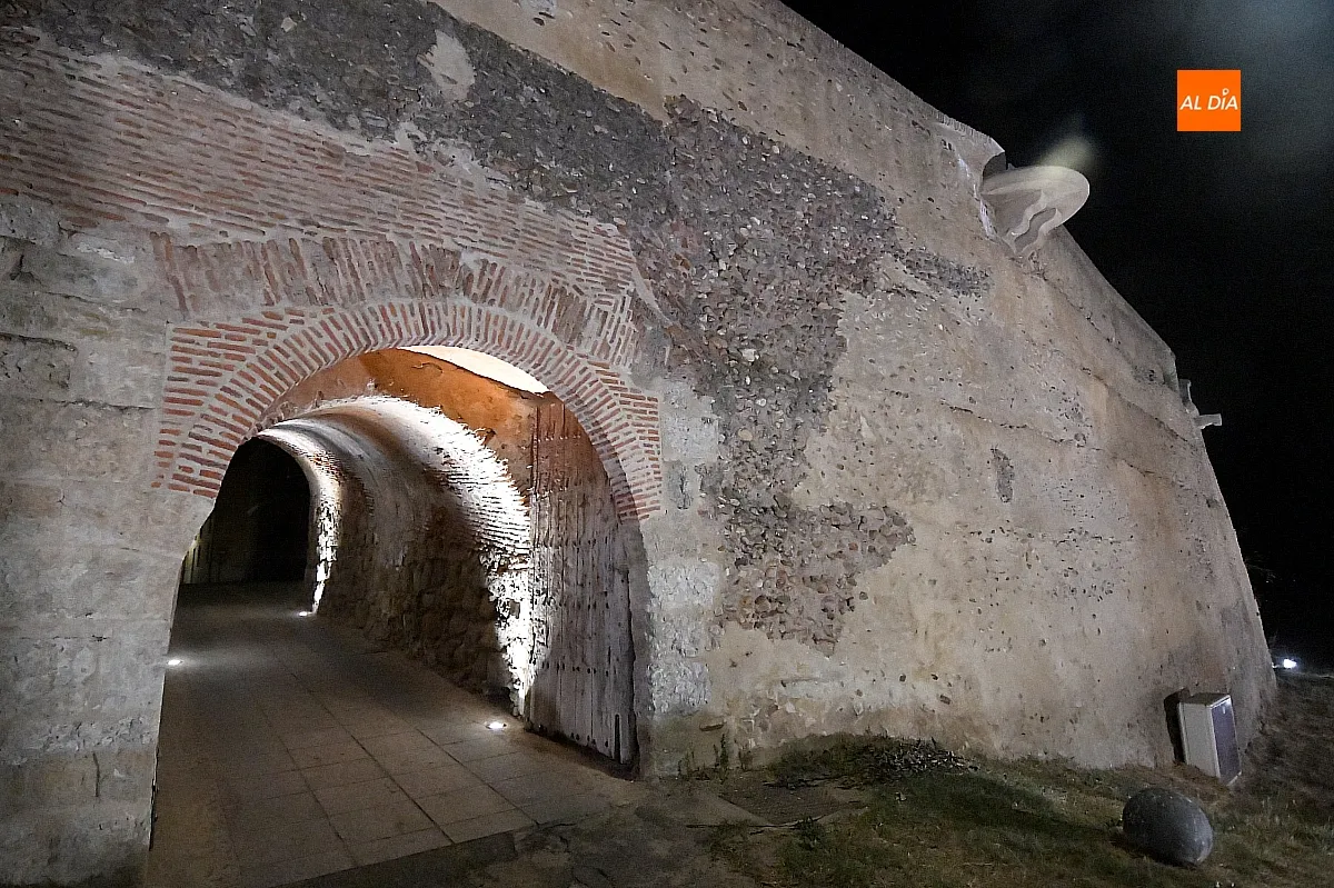 La puerta de San Vicente recupera su iluminación