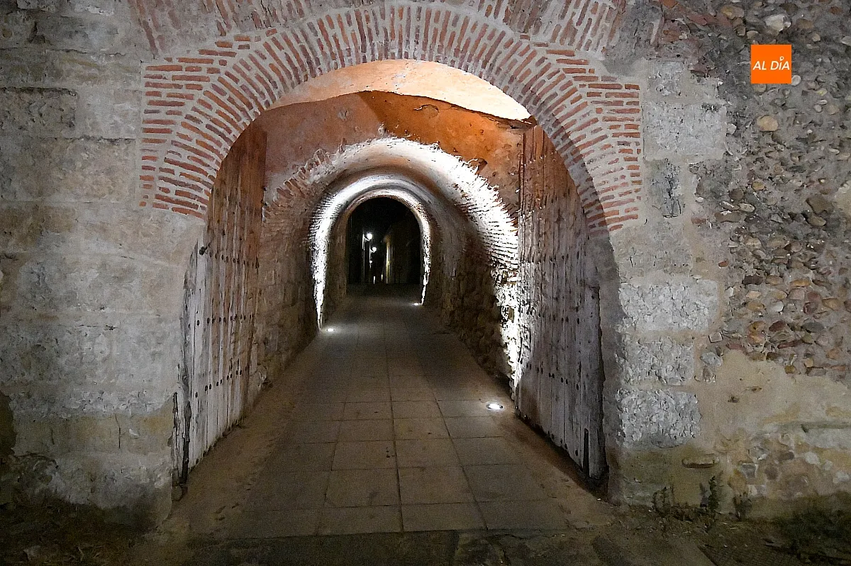 La puerta de San Vicente recupera su iluminación
