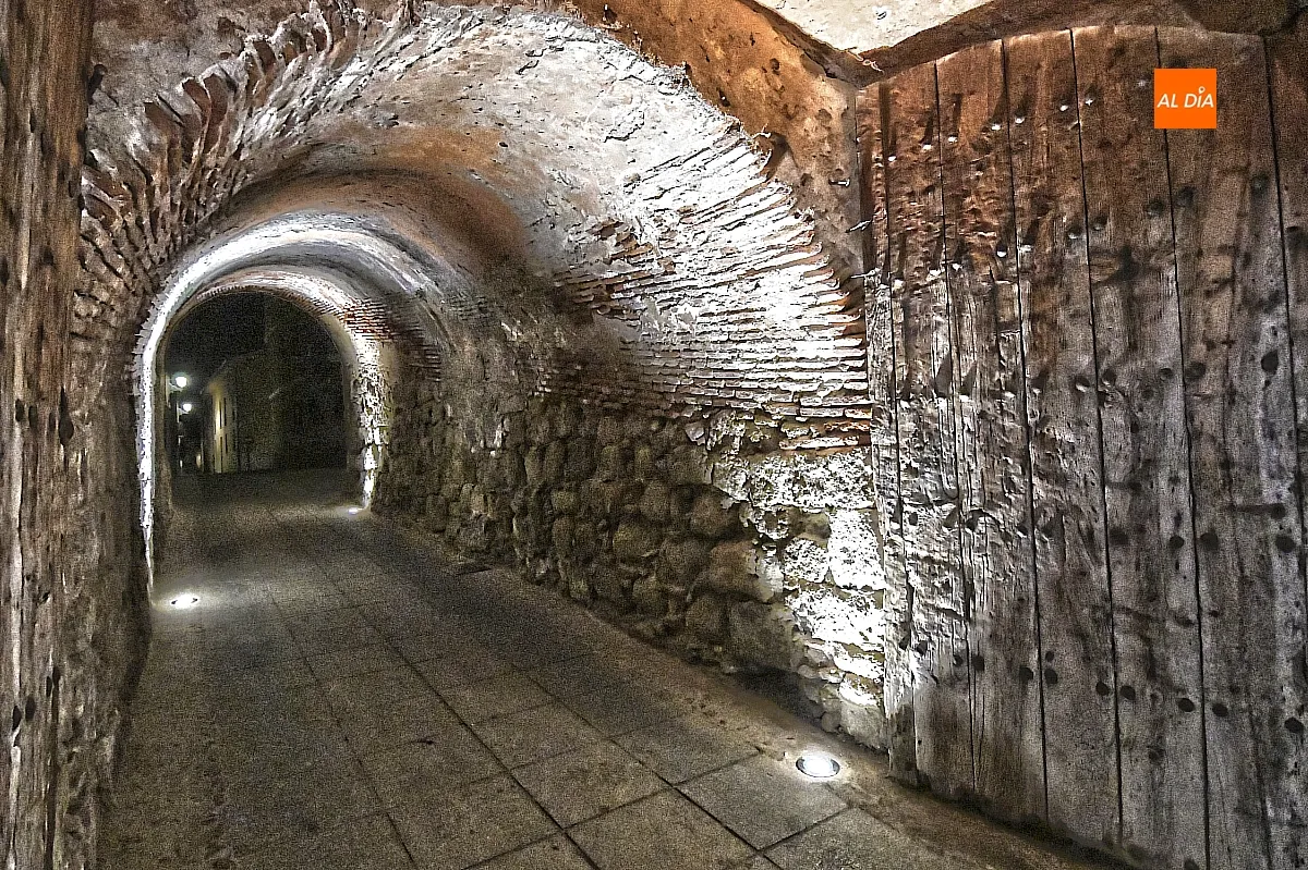 La puerta de San Vicente recupera su iluminación