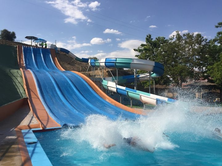 Toboganes, olas y relax: Cuatro parques acuáticos a menos de dos horas de Salamanca para disfrutar en familia
