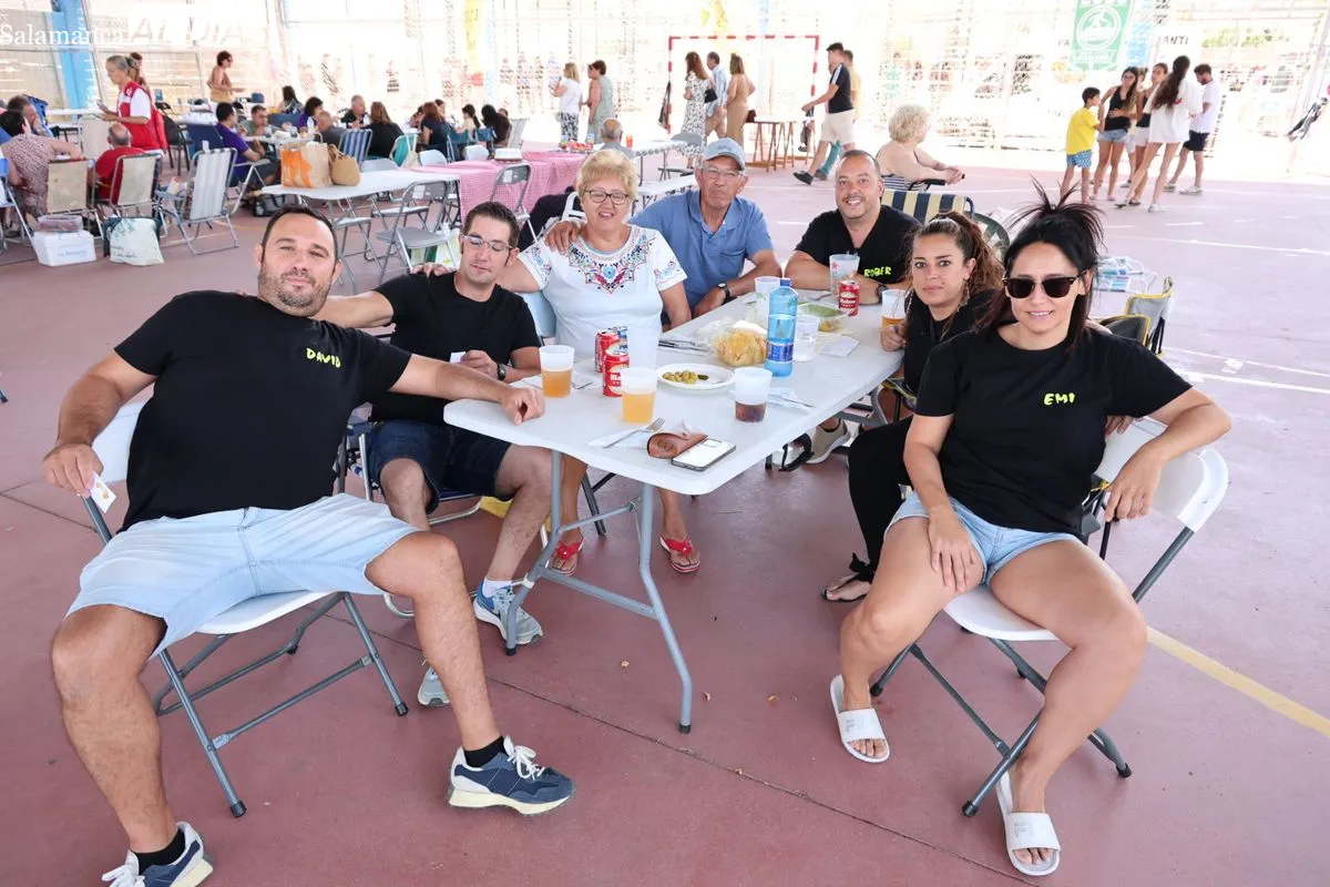 Los vecinos de Vistahermosa disfrutan de las sevillanas y una rica paella | FOTOS: David Sañudo