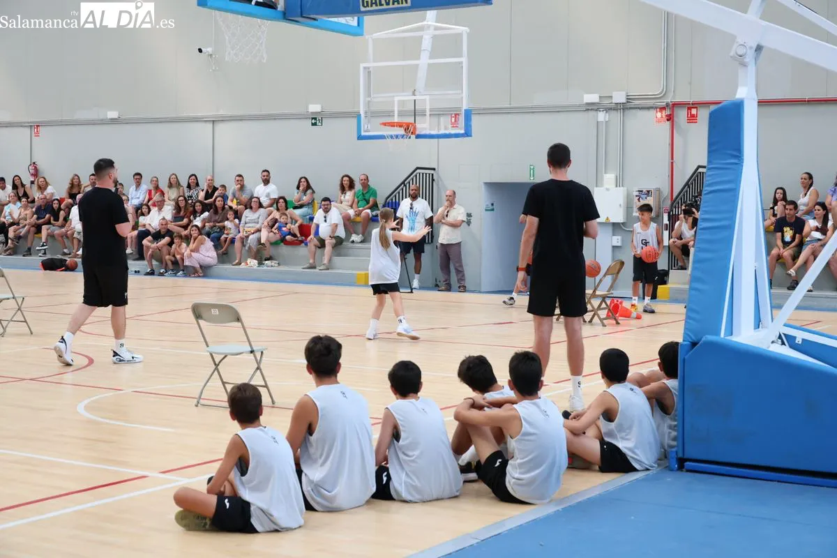 El campus de baloncesto de Silvia Domínguez y Tomás Bellas echa el cierre por todo lo alto en Würzburg | FOTOS: David Sañudo 