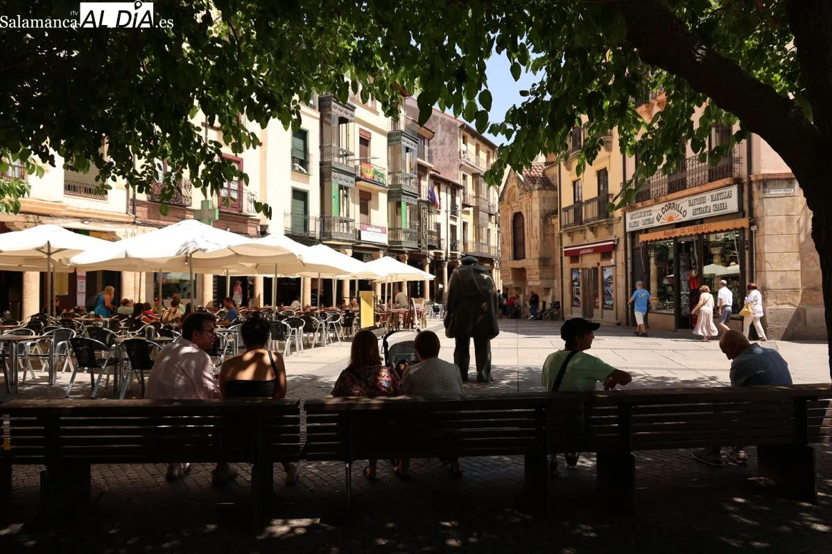 El calor vacía las calles de Salamanca pero el ambiente se deja ver en las terrazas | FOTOS: David Sañudo