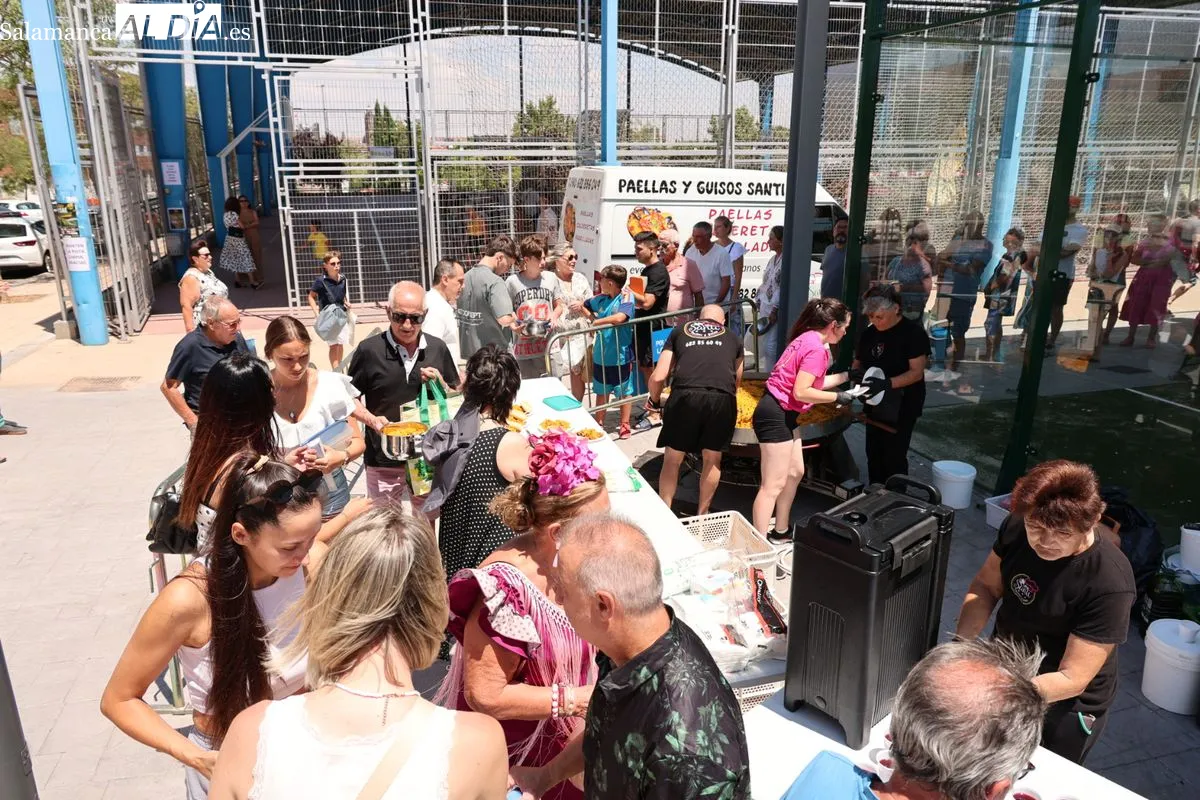 Los vecinos de Vistahermosa disfrutan de las sevillanas y una rica paella | FOTOS: David Sañudo
