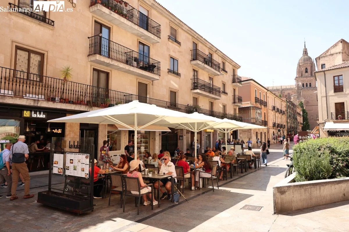 El calor vacía las calles de Salamanca pero el ambiente se deja ver en las terrazas | FOTOS: David Sañudo