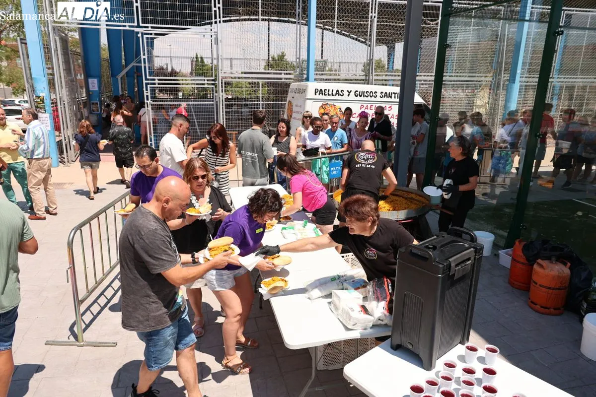 Los vecinos de Vistahermosa disfrutan de las sevillanas y una rica paella | FOTOS: David Sañudo