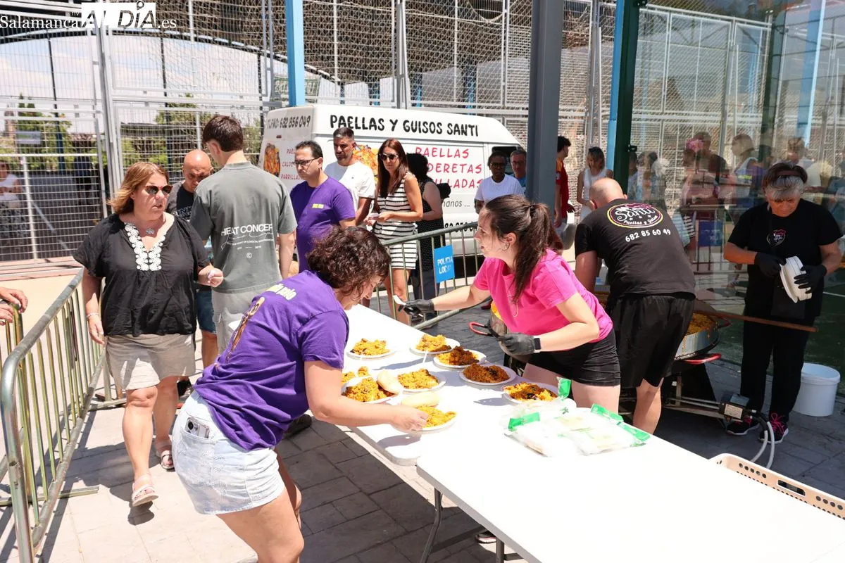 Los vecinos de Vistahermosa disfrutan de las sevillanas y una rica paella | FOTOS: David Sañudo