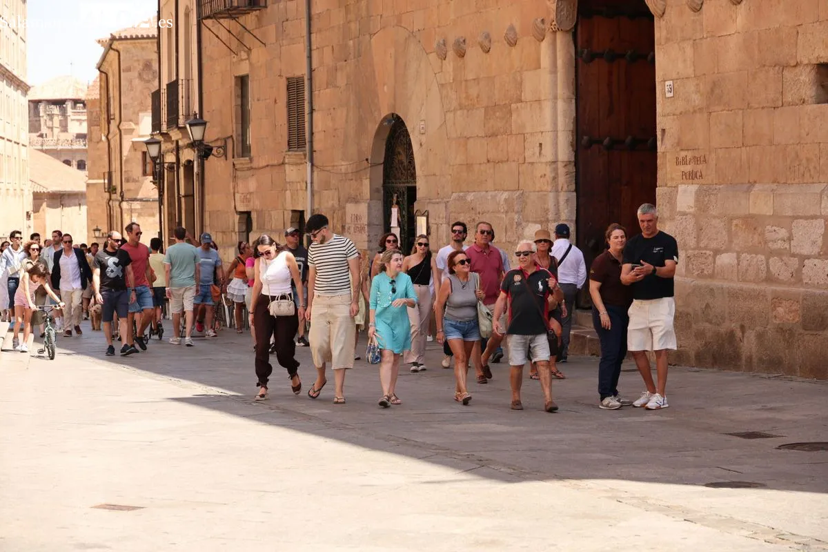 El calor vacía las calles de Salamanca pero el ambiente se deja ver en las terrazas | FOTOS: David Sañudo