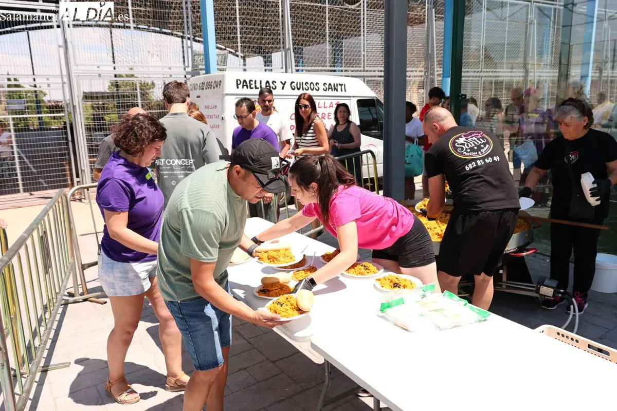 Los vecinos de Vistahermosa disfrutan de las sevillanas y una rica paella | FOTOS: David Sañudo