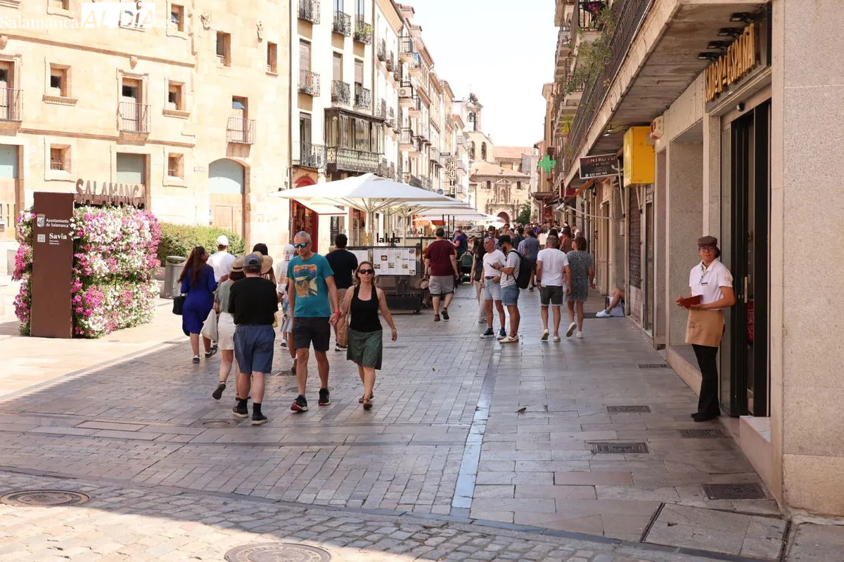 El calor vacía las calles de Salamanca pero el ambiente se deja ver en las terrazas | FOTOS: David Sañudo