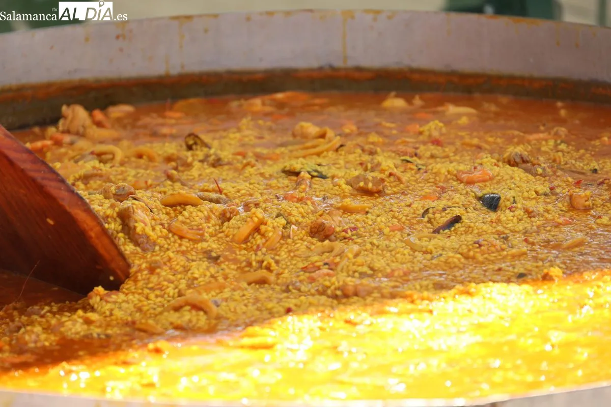 Los vecinos de Vistahermosa disfrutan de las sevillanas y una rica paella | FOTOS: David Sañudo