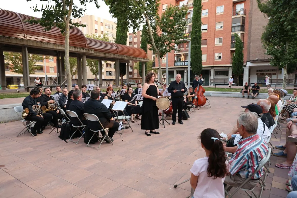 Buen ambiente en el concierto de la Banda Municipal de Música en la plaza de Barcelona | FOTOS: David Sañudo