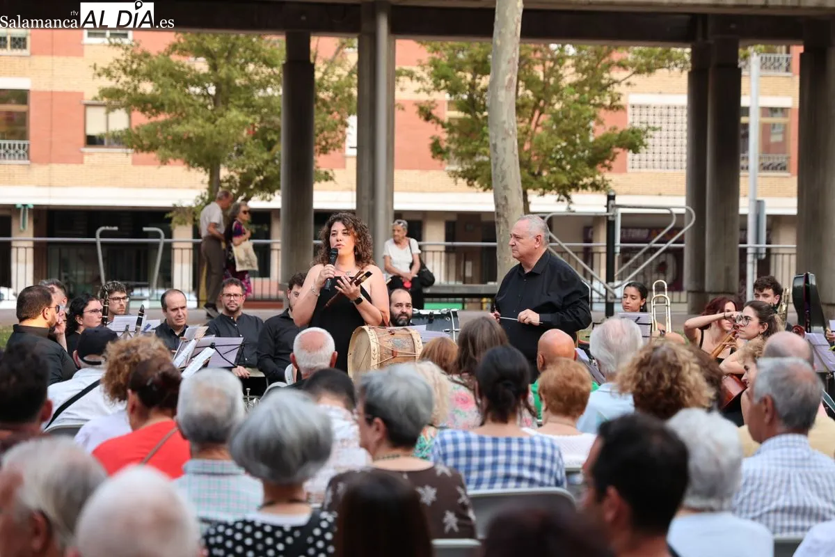 Buen ambiente en el concierto de la Banda Municipal de Música en la plaza de Barcelona | FOTOS: David Sañudo