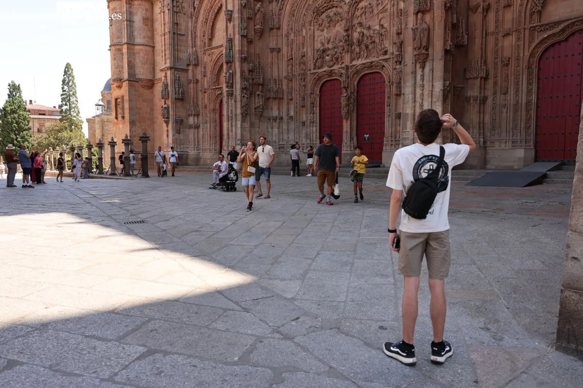 El calor vacía las calles de Salamanca pero el ambiente se deja ver en las terrazas | FOTOS: David Sañudo