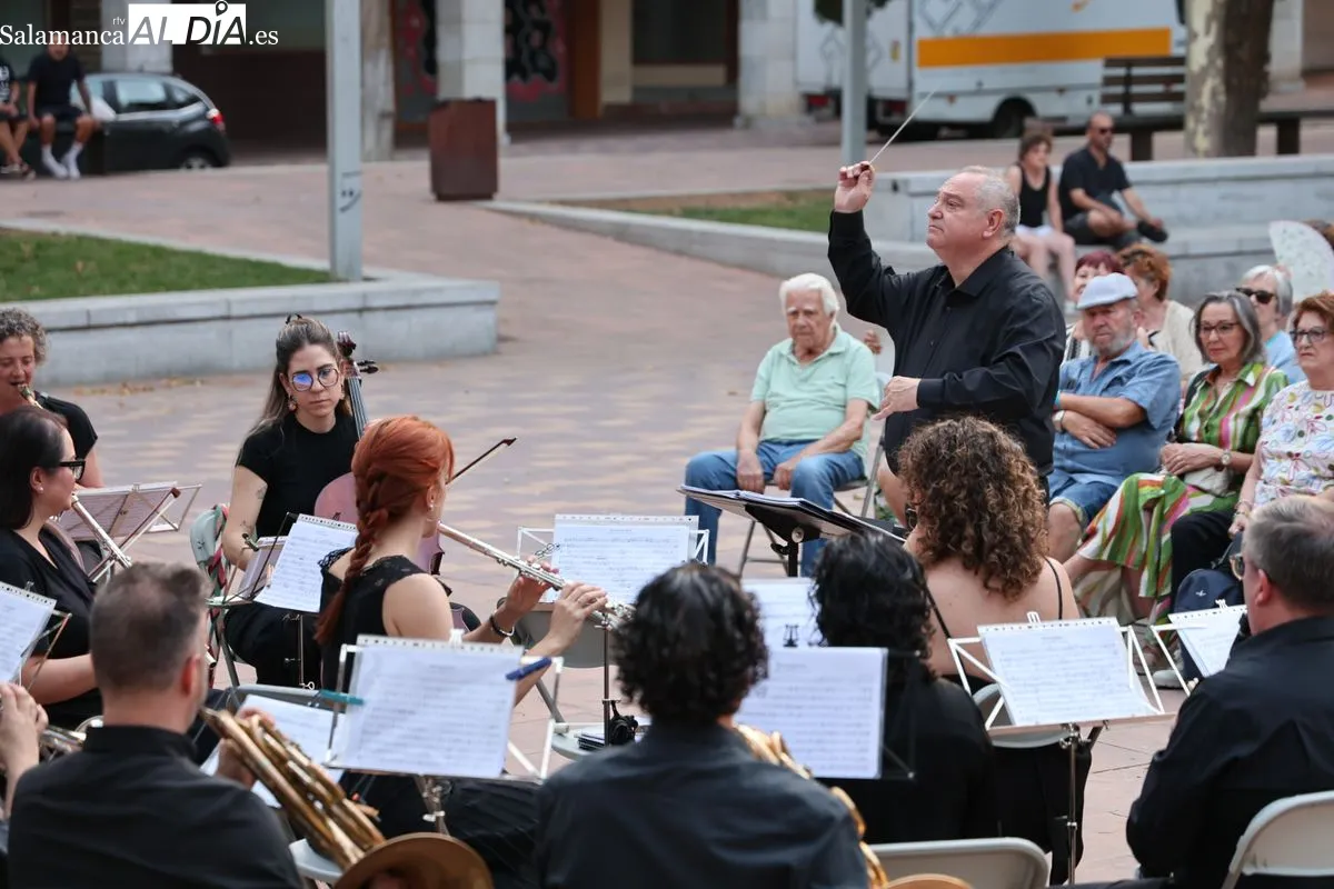 Buen ambiente en el concierto de la Banda Municipal de Música en la plaza de Barcelona | FOTOS: David Sañudo