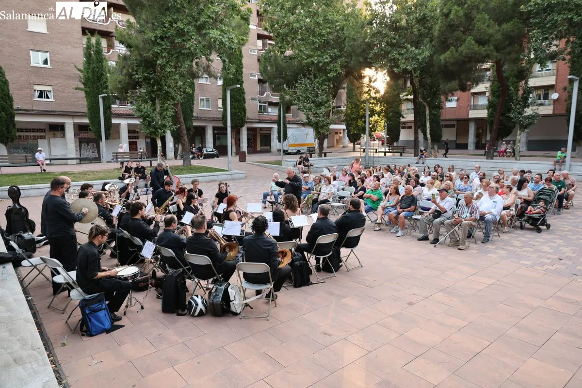 Buen ambiente en el concierto de la Banda Municipal de Música en la plaza de Barcelona | FOTOS: David Sañudo