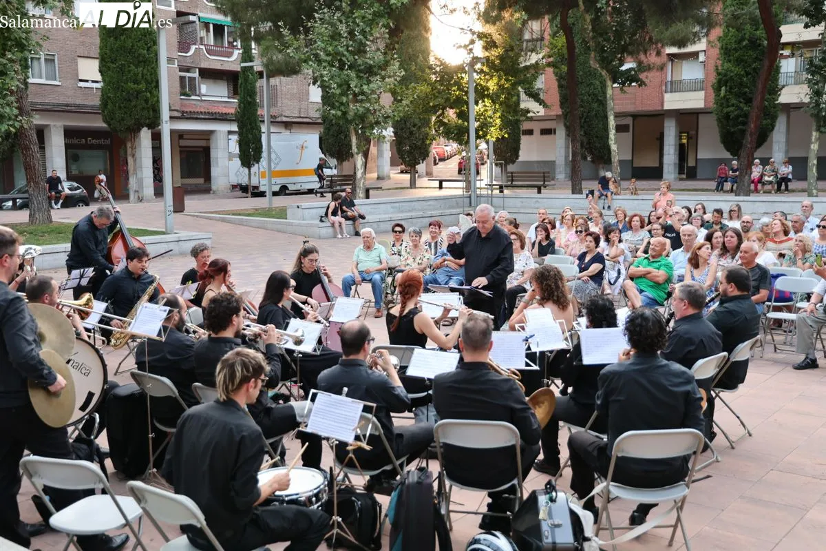 Buen ambiente en el concierto de la Banda Municipal de Música en la plaza de Barcelona | FOTOS: David Sañudo