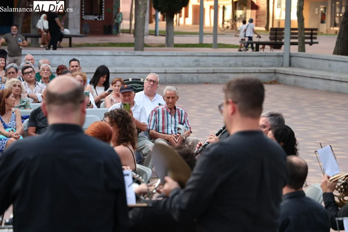 Buen ambiente en el concierto de la Banda Municipal de Música en la plaza de Barcelona | FOTOS: David Sañudo